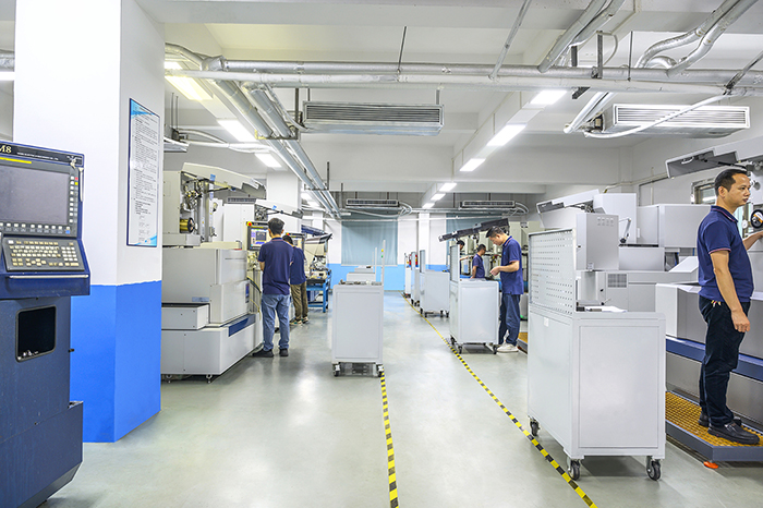 What are the production equipment of injection mold factories?